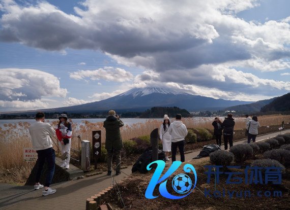 游客在日本山梨县河口湖畔玩赏富士山。新华社贵寓图